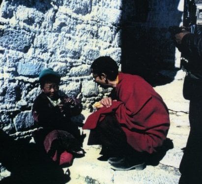 ¿Gueshe Kelsang Gyatso sufrió tuberculosis cuando vivía en la India y no hizo un retiro largo?