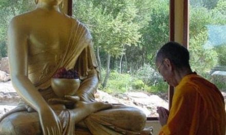 ¿Se autodenominó alguna vez Gueshe Kelsang Gyatso «el Tercer Buda» o buscó la veneración de sus alumnos?