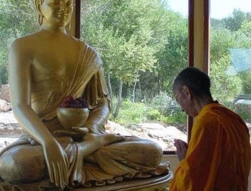 ¿Se autodenominó alguna vez Gueshe Kelsang Gyatso «el Tercer Buda» o buscó la veneración de sus alumnos?