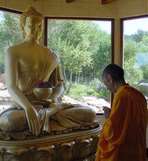 Hat Geshe Kelsang Gyatso sich selbst den Dritten Buddha genannt oder nach Verehrung durch seine Schüler gestrebt?